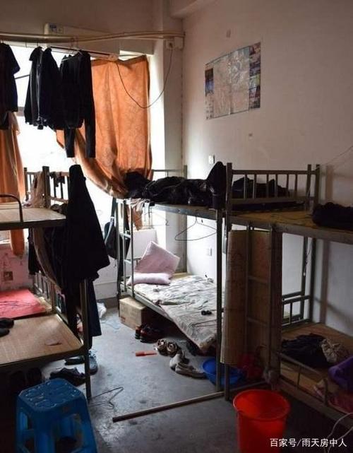 通过面试成为劳务派遣员工进入派遣工厂,通过之后安排体检(体检费自